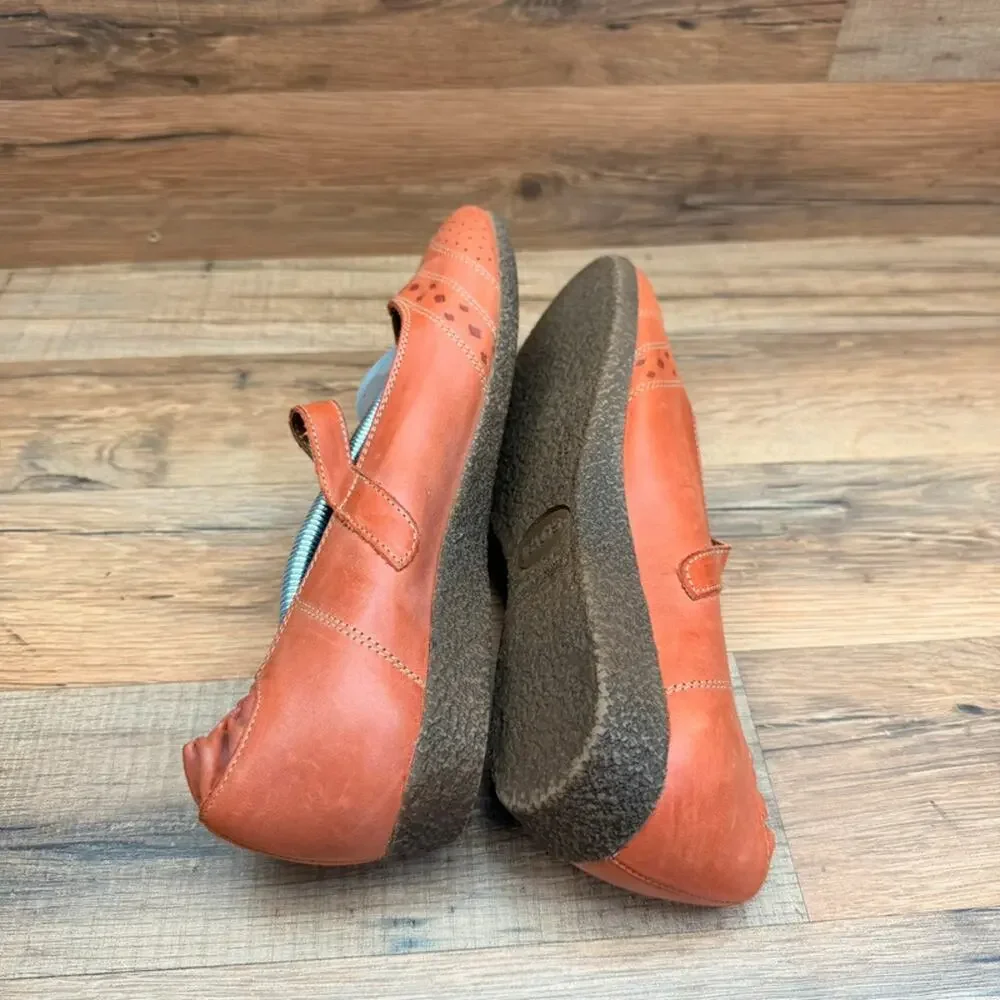 Taos Size 8-8.5 39 Leather Mary Janes Orange Shoes